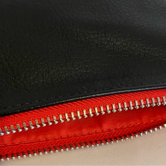 NWOT Old Navy Black Zippered Pouch with Detachable Wrist Strap - Picture 5 of 8